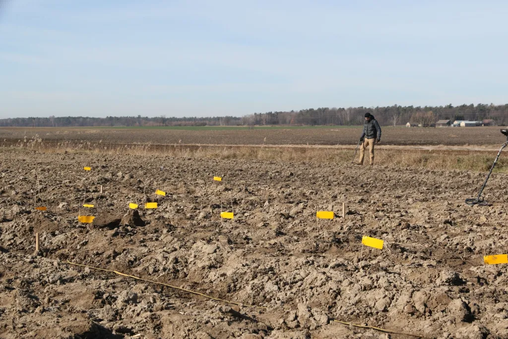 Archeolodzy przy pracy w miejscu znalezienia monet. Fot. A. Hyrchała