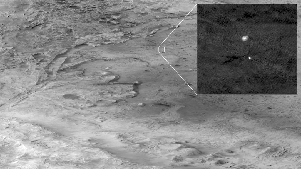 Przelot łazika Perseverance przez atmosferę sfotografowany z orbity przez sondę Mars Reconnaissance Orbiter. Źródło: NASA/JPL-Caltech/University of Arizona.