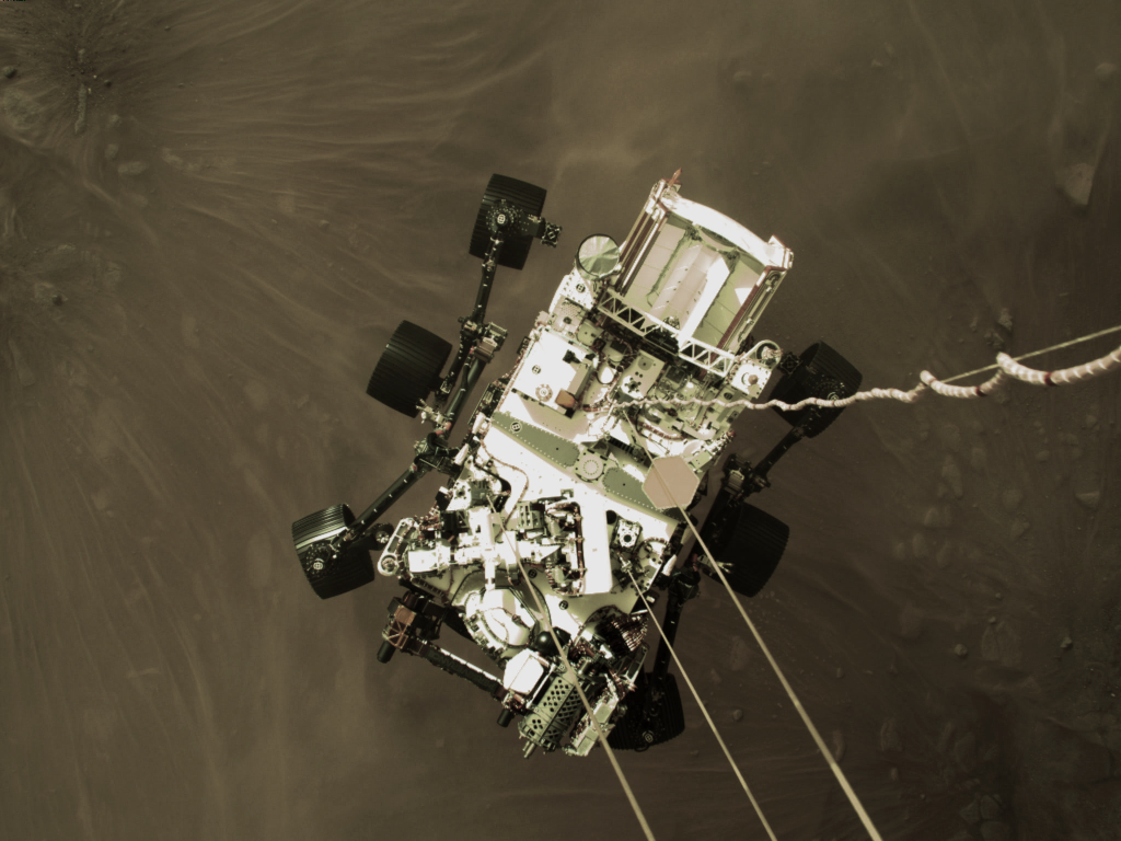 Widok łazika Perseverance z kamery na module lądowania. Źródło: NASA/JPL-Caltech.