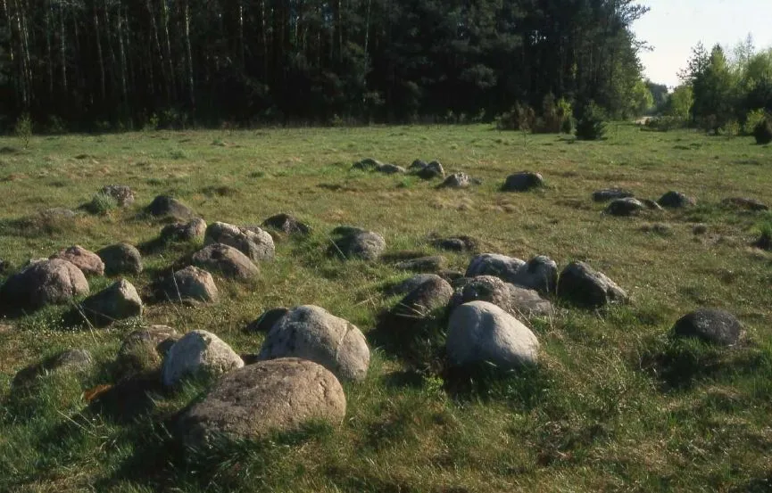 Zagadkowe średniowieczne groby z obstawą kamienną. Fot. M. Dzik.