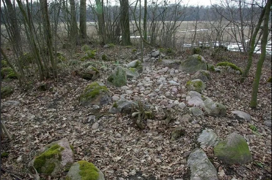 Zagadkowe średniowieczne groby z obstawą kamienną. Fot. M. Dzik.