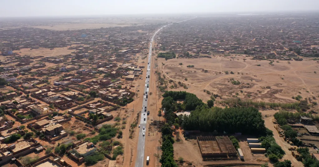 Widok Soba z lotu ptaka. Nienaruszone fragmenty dawnej Soba znajdują się na prawo od drogi asfaltowej (fot. Mariusz Drzewiecki)