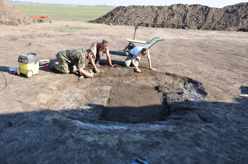 Prace archeologiczne przy grobie kultury Jamnaja w Žabalj. Fot. P. Jarosz