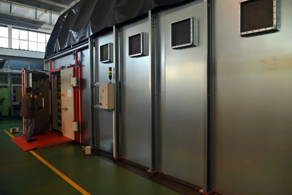 09.03.2022. Nowo powstała Pracownia Badań i Certyfikacji EMC (kompatybilności elektromagnetycznej) w Laboratorium Hala Technologiczna Zachodniopomorskiego Uniwersytetu Technologicznego w Szczecinie, 9 bm. Pracownia zajmuje się badaniami mającymi na celu sprawdzanie, czy urządzenia elektroniczne nie emitują zbyt wysokiego poziomu pola elektromagnetycznego oraz czy są odporne na działanie zewnętrznych pól elektromagnetycznych. (aldg) PAP/Marcin Bielecki