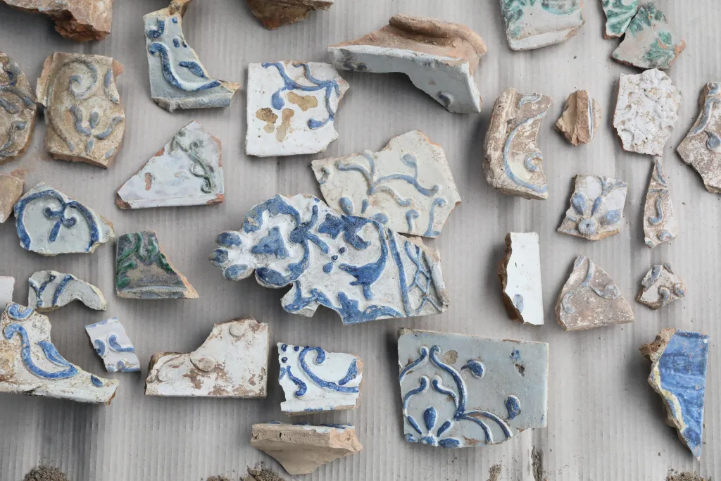 Białystok, 08.08.2023. Część fektu prac wykopaliskowych prezentowany na dziedzińcu paradnym Pałacu Branickich w Białymstoku. Fot. PAP/Artur Reszko