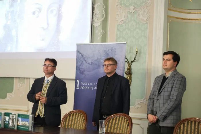 11.10.2023. Dr hab. prof. IS PAN Zbigniew Michalczyk (C), Piotr Jamski (L) i Jan Nowicki (P) z zespołu Katalogu Zabytków Sztuki w Polsce na prezentacji odkrycia dużego fragmentu ikonostasu z XVII wieku w Pałacu Branickich w Białymstoku, 11 bm. Pracownicy Instytutu Sztuki Polskiej Akademii Nauk odnaleźli fragmenty ikonostasu na strychu jednej z cerkwi. (ad) PAP/Artur Reszko