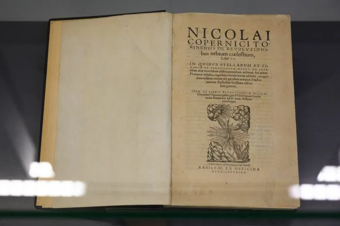 16.02.2024. Wydanie bazylejskie „De revolutionibus orbium coelestium” z 1566 r. na nowo otwartej wystawie „Astronomia i księgi. Wokół »De revolutionibus« Mikołaja Kopernika” w Galerii Atanazego Biblioteki Raczyńskich w Poznaniu, 16 bm. Na wystawie można m.in. zobaczyć woluminy trzech wydań dzieła Mikołaja Kopernika „De revolutionibus orbium coelestium”, w tym pierwsze norymberskie z 1543 r., bazylejskie z 1566 r. oraz amsterdamskie z 1617 r. PAP/Jakub Kaczmarczyk