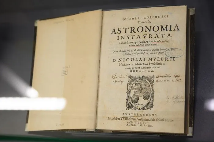  16.02.2024. Wydanie amsterdamskie „De revolutionibus orbium coelestium” z 1617 r. na nowo otwartej wystawie „Astronomia i księgi. Wokół »De revolutionibus« Mikołaja Kopernika” w Galerii Atanazego Biblioteki Raczyńskich w Poznaniu, 16 bm. Na wystawie można m.in. zobaczyć woluminy trzech wydań dzieła Mikołaja Kopernika „De revolutionibus orbium coelestium”, w tym pierwsze norymberskie z 1543 r., bazylejskie z 1566 r. oraz amsterdamskie z 1617 r. PAP/Jakub Kaczmarczyk