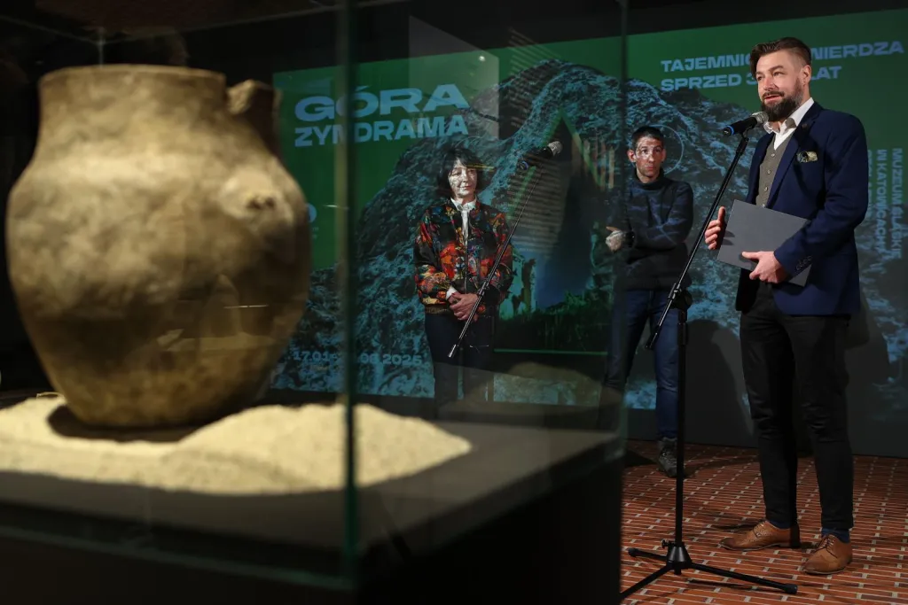 15.01.2025. Kurator wystawy Renata Abłamowicz (L), archeolog Marcin S. Przybyła (C) i p.o. dyrektora Muzeum Śląskiego Karol Makles (P) podczas konferencji prasowej dotyczącej wystawy archeologicznej "Góra Zyndrama. Tajemnicza twierdza sprzed 3700 lat", 15 bm. w Muzeum Śląskim w Katowicach. (sko) PAP/Jarek Praszkiewicz