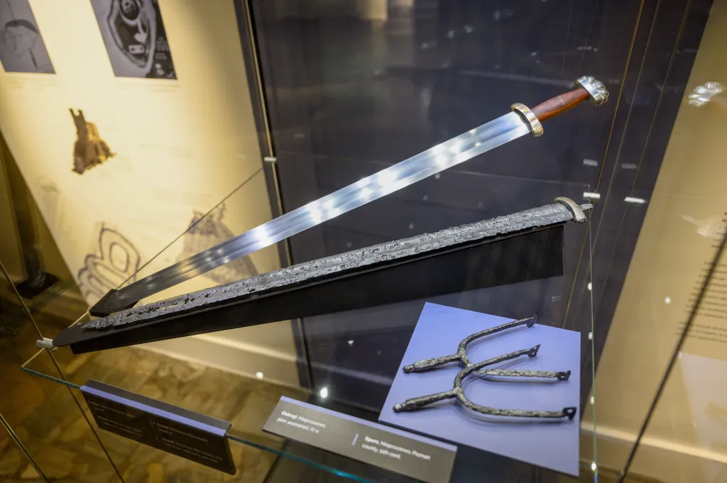  16.04.2025. Fragment wystawy „Bolesław Chrobry z Poznania po władzę i koronę” w Muzeum Archeologicznym w Poznaniu, 16 bm. Ekspozycja jest elementem projektu muzeum Rezerwatu Archeologicznego Genius Loci w Poznaniu przygotowanego z okazji jubileuszu koronacji pierwszego polskiego króla. PAP/Jakub Kaczmarczyk