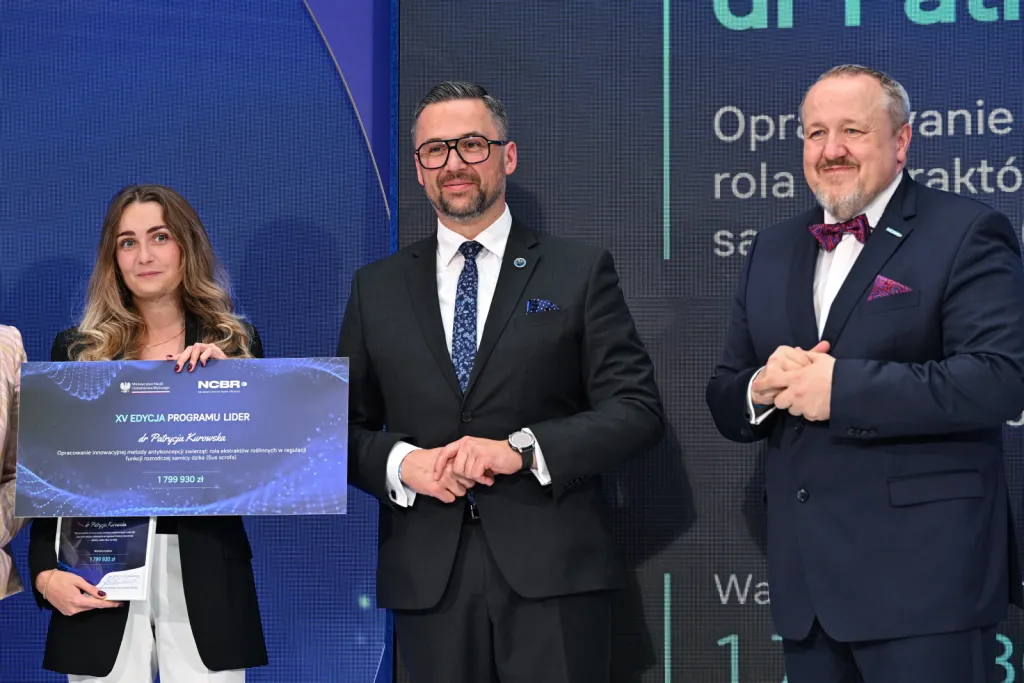 Warszawa, 17.06.2025. Minister nauki i szkolnictwa wyższego Marcin Kulasek (C), dyrektor Narodowego Centrum Badań i Rozwoju (NCBR) Jerzy Małachowski (P) oraz nagrodzona Patrycja Kurowska (L) na gali XV edycji programu LIDER, 17 bm. w siedzibie Politechniki Warszawskiej. Wydarzenie jest organizowane przez Narodowe Centrum Badań i Rozwoju. (mr) PAP/Radek Pietruszka