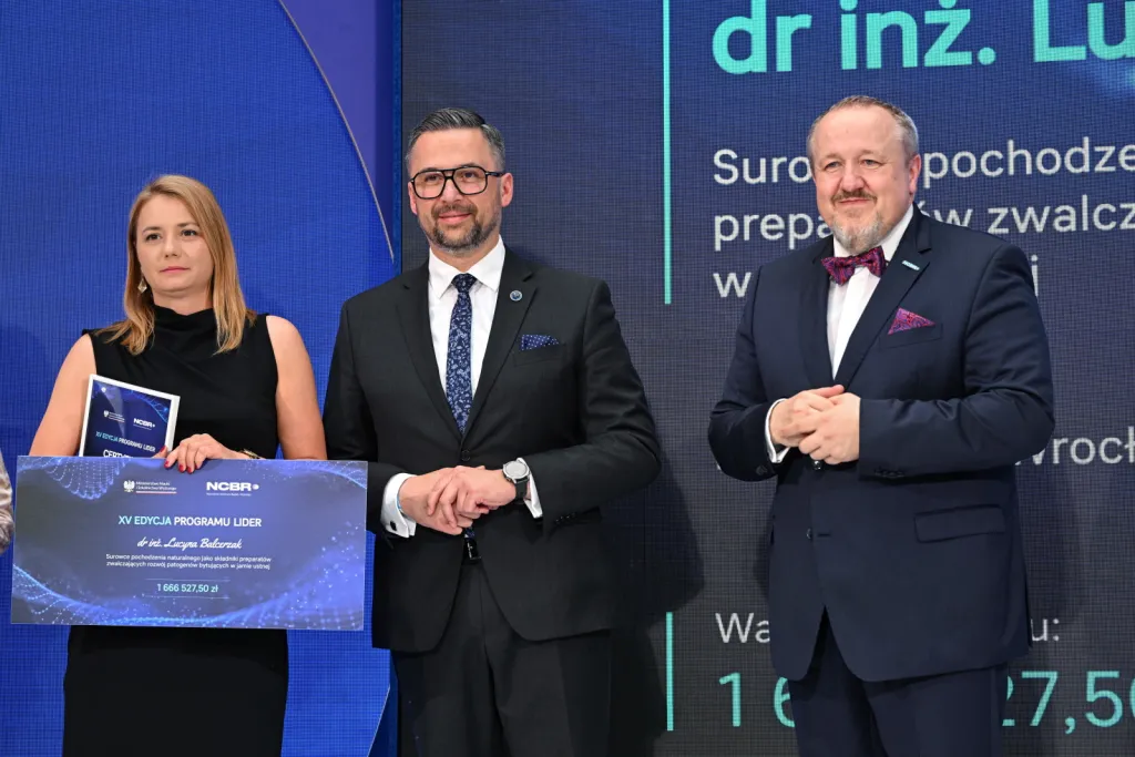 Warszawa, 17.06.2025. Minister nauki i szkolnictwa wyższego Marcin Kulasek (C), dyrektor Narodowego Centrum Badań i Rozwoju (NCBR) Jerzy Małachowski (P) oraz nagrodzona Lucyna Balcerzak (L) na gali XV edycji programu LIDER, 17 bm. w siedzibie Politechniki Warszawskiej. Wydarzenie jest organizowane przez Narodowe Centrum Badań i Rozwoju. (mr) PAP/Radek Pietruszka