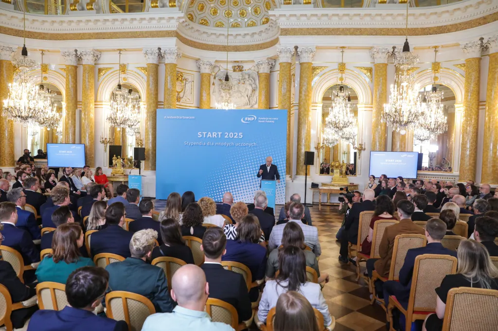 Warszawa, 14.06.2025. Prezes zarządu Fundacji na rzecz Nauki Polskiej Maciej Żylicz na uroczystości wręczenia dyplomów laureatom i laureatkom programu START - Stypendia dla Młodych Uczonych (edycja 2025), organizowana przez Fundację na rzecz Nauki Polskiej w Warszawie, 14 bm. (ad) PAP/Tomasz Gzell