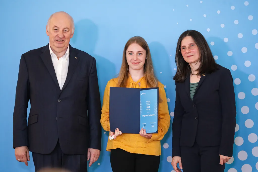 Warszawa, 14.06.2025. Historyk sztuki Grażyna Jurkowlaniec (P), prezes zarządu Fundacji na rzecz Nauki Polskiej Maciej Żylicz (L) i Małgorzata Czatzkowska (C) na uroczystości wręczenia dyplomów laureatom i laureatkom programu START - Stypendia dla Młodych Uczonych (edycja 2025), organizowana przez Fundację na rzecz Nauki Polskiej w Warszawie, 14 bm. (ad) PAP/Tomasz Gzell
