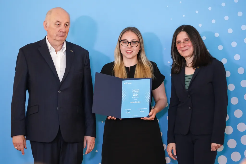 Warszawa, 14.06.2025. Historyk sztuki Grażyna Jurkowlaniec (P), prezes zarządu Fundacji na rzecz Nauki Polskiej Maciej Żylicz (L) i Anna Blacha (C) na uroczystości wręczenia dyplomów laureatom i laureatkom programu START - Stypendia dla Młodych Uczonych (edycja 2025), organizowana przez Fundację na rzecz Nauki Polskiej w Warszawie, 14 bm. (ad) PAP/Tomasz Gzell