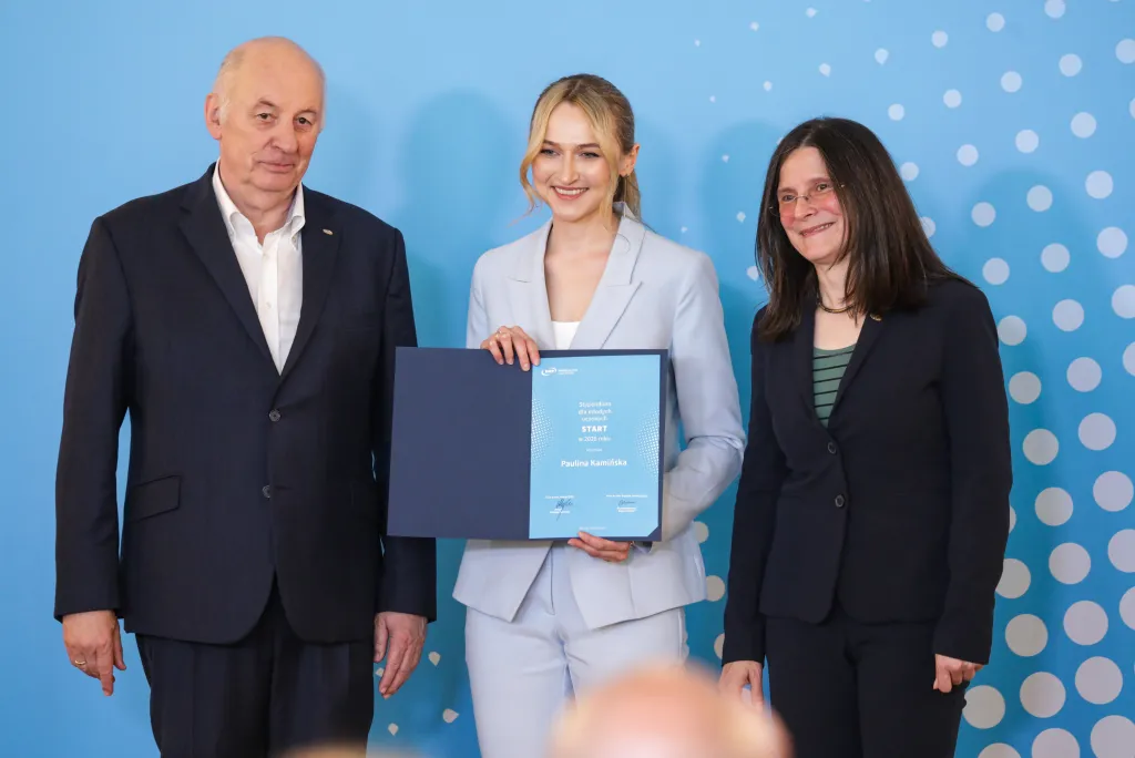 Warszawa, 14.06.2025. Historyk sztuki Grażyna Jurkowlaniec (P), prezes zarządu Fundacji na rzecz Nauki Polskiej Maciej Żylicz (L) i Paulina Kamińska (C) na uroczystości wręczenia dyplomów laureatom i laureatkom programu START - Stypendia dla Młodych Uczonych (edycja 2025), organizowana przez Fundację na rzecz Nauki Polskiej w Warszawie, 14 bm. (ad) PAP/Tomasz Gzell