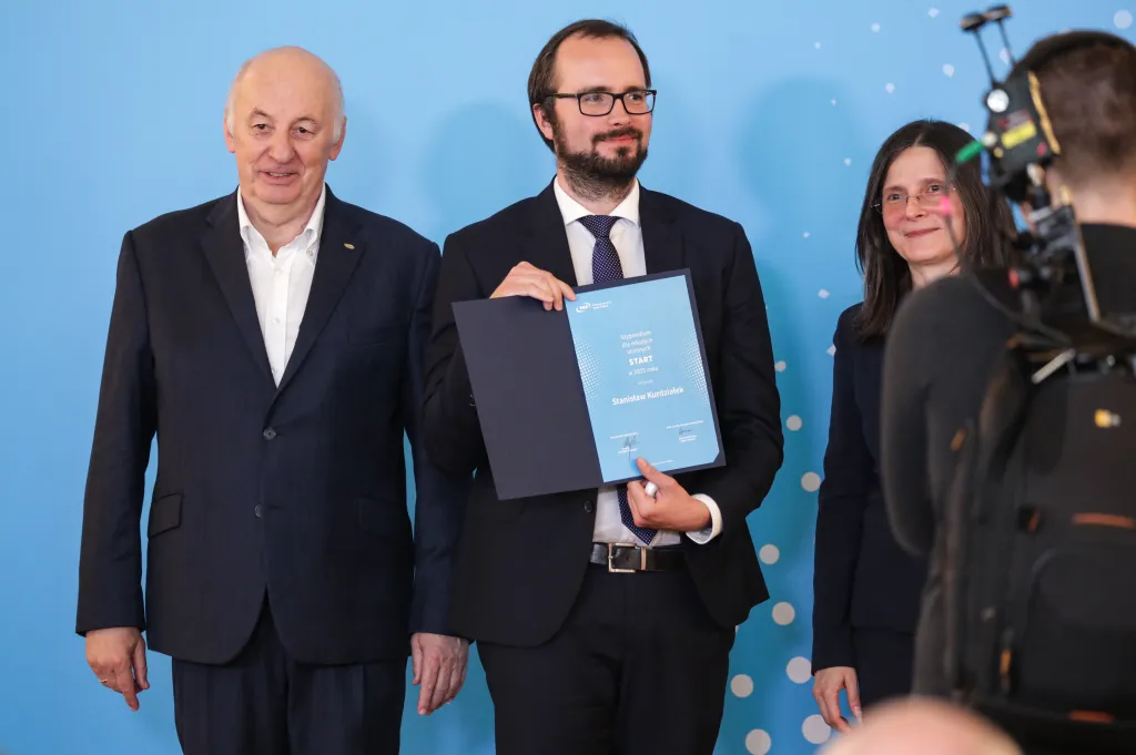 Warszawa, 14.06.2025. Historyk sztuki Grażyna Jurkowlaniec (P), prezes zarządu Fundacji na rzecz Nauki Polskiej Maciej Żylicz (L) i Stanisław Kurdziałek (C) na uroczystości wręczenia dyplomów laureatom i laureatkom programu START - Stypendia dla Młodych Uczonych (edycja 2025), organizowana przez Fundację na rzecz Nauki Polskiej w Warszawie, 14 bm. (ad) PAP/Tomasz Gzell