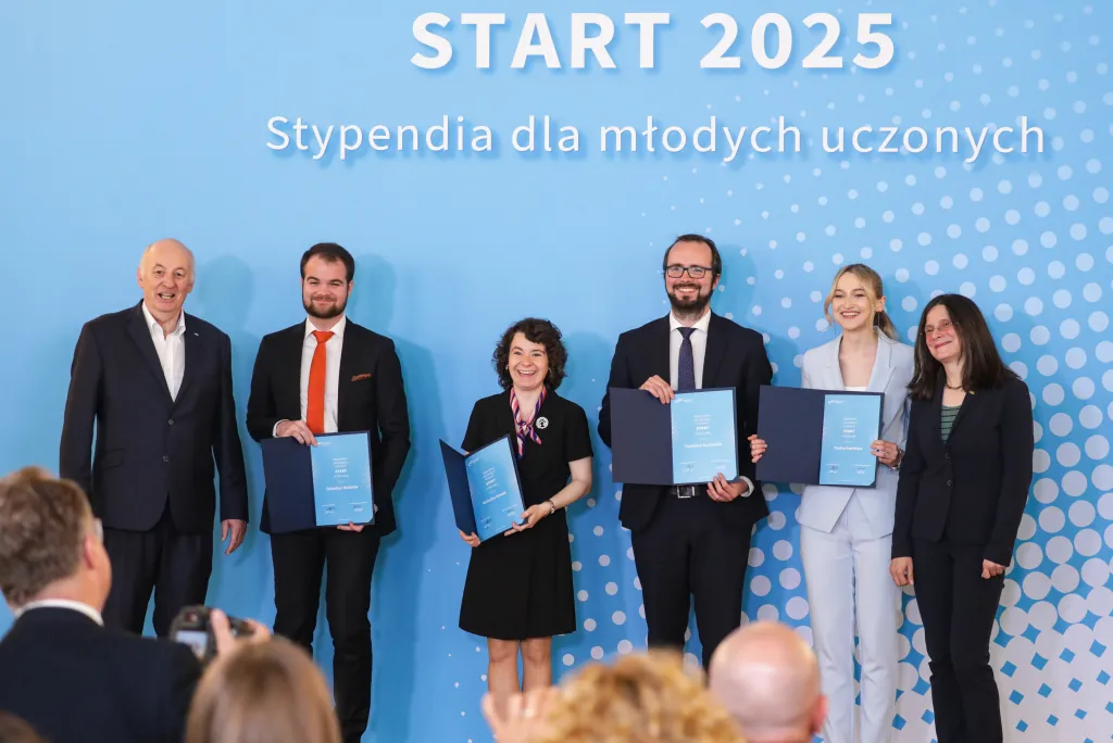 Warszawa, 14.06.2025. Historyk sztuki Grażyna Jurkowlaniec (P) i prezes zarządu Fundacji na rzecz Nauki Polskiej Maciej Żylicz (L) oraz nagrodzeni na uroczystości wręczenia dyplomów laureatom i laureatkom programu START - Stypendia dla Młodych Uczonych (edycja 2025), organizowana przez Fundację na rzecz Nauki Polskiej w Warszawie, 14 bm. (ad) PAP/Tomasz Gzell