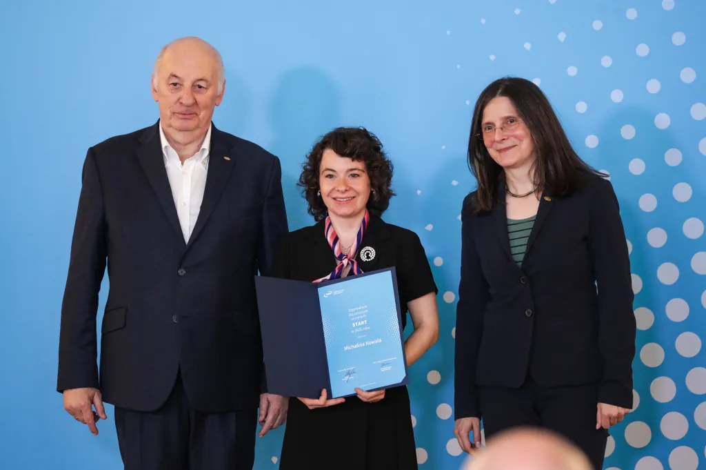 Warszawa, 14.06.2025. Historyk sztuki Grażyna Jurkowlaniec (P), prezes zarządu Fundacji na rzecz Nauki Polskiej Maciej Żylicz (L) i Michalina Kowala (C) na uroczystości wręczenia dyplomów laureatom i laureatkom programu START - Stypendia dla Młodych Uczonych (edycja 2025), organizowana przez Fundację na rzecz Nauki Polskiej w Warszawie, 14 bm. (ad) PAP/Tomasz Gzell