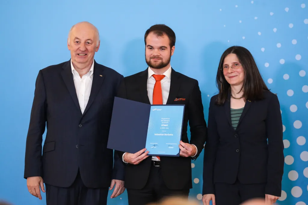 14.06.2025. Historyk sztuki Grażyna Jurkowlaniec (P), prezes zarządu Fundacji na rzecz Nauki Polskiej Maciej Żylicz (L) i Sebastian Borówka (C) na uroczystości wręczenia dyplomów laureatom i laureatkom programu START - Stypendia dla Młodych Uczonych (edycja 2025), organizowana przez Fundację na rzecz Nauki Polskiej w Warszawie, 14 bm. (ad) PAP/Tomasz Gzell