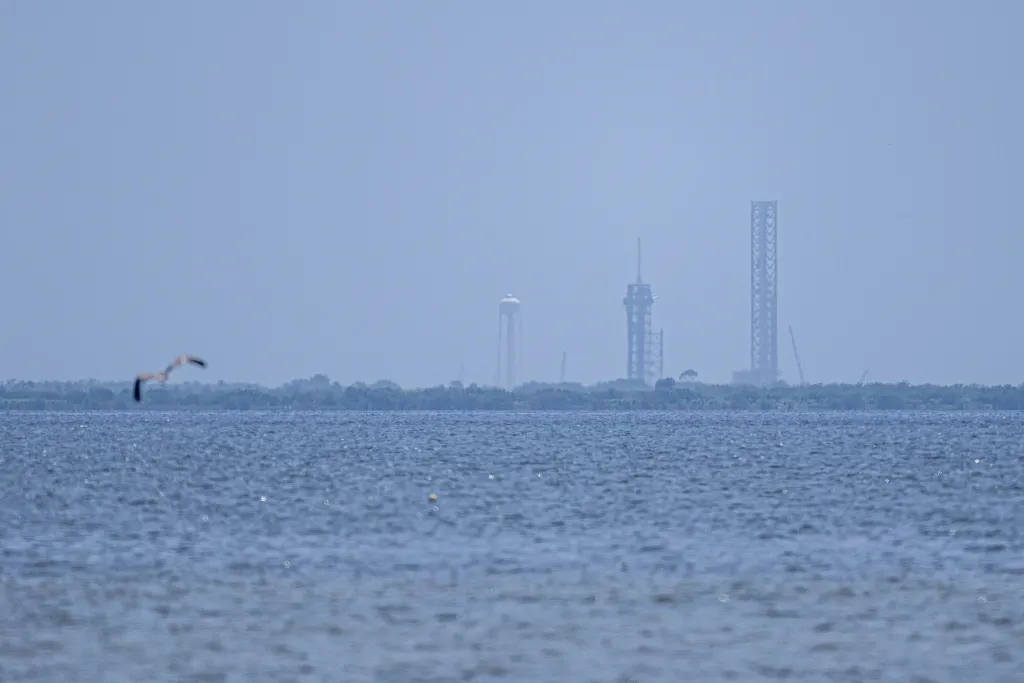  06.06.2025. Na zdjęciu widok z brzegu Indian River na Centrum Kosmiczne Kennedy'ego (Kennedy Space Center, KSC) na przylądku Canaveral w Stanach Zjednoczonych Ameryki. PAP/Leszek Szymański