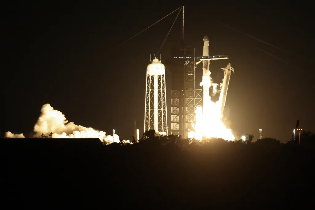  25.06.2025. Start rakiety Falcon 9 z kapsułą Crew Dragon z Centrum Kosmicznego Johna F. Kennedy’ego na przylądku Canaveral na Florydzie, 25 bm. W ramach misji Axiom-4 rakieta zabrała czwórkę astronautów, w tym Sławosza Uznańskiego-Wiśniewskiego na Międzynarodową Stację Kosmiczną (ISS). (amb) PAP/Leszek Szymański