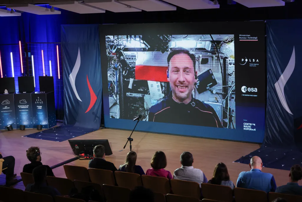 Warszawa, 07.07.2025. Połączenie na żywo z przebywającym na Międzynarodowej Stacji Kosmicznej polskim astronautą Sławoszem Uznańskim-Wiśniewskim, 7 bm. w stołecznym Centrum Nauki Kopernik. Wydarzenie odbywa się w ramach programu ARISS, umożliwiającego uczniom na całym świecie kontakt z astronautami na stacji ISS. (ad) PAP/Albert Zawada