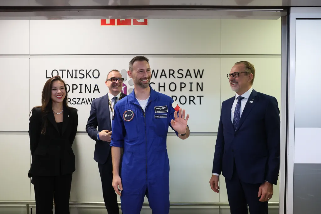 Warszawa, 24.07.2025. Polski astronauta, członek załogi misji Axiom-4 dr Sławosz Uznański-Wiśniewski (2P), jego małżonka Aleksandra Uznańska-Wiśniewska (L) oraz dyrektor Europejskiej Agencji Kosmicznej Josef Aschbacher (P) podczas powitania w Porcie Lotniczym im. Chopina na Okęciu w Warszawie, 24 bm. Polski astronauta wrócił do kraju na pokładzie specjalnego rządowego samolotu. (amb) PAP/Leszek Szymański