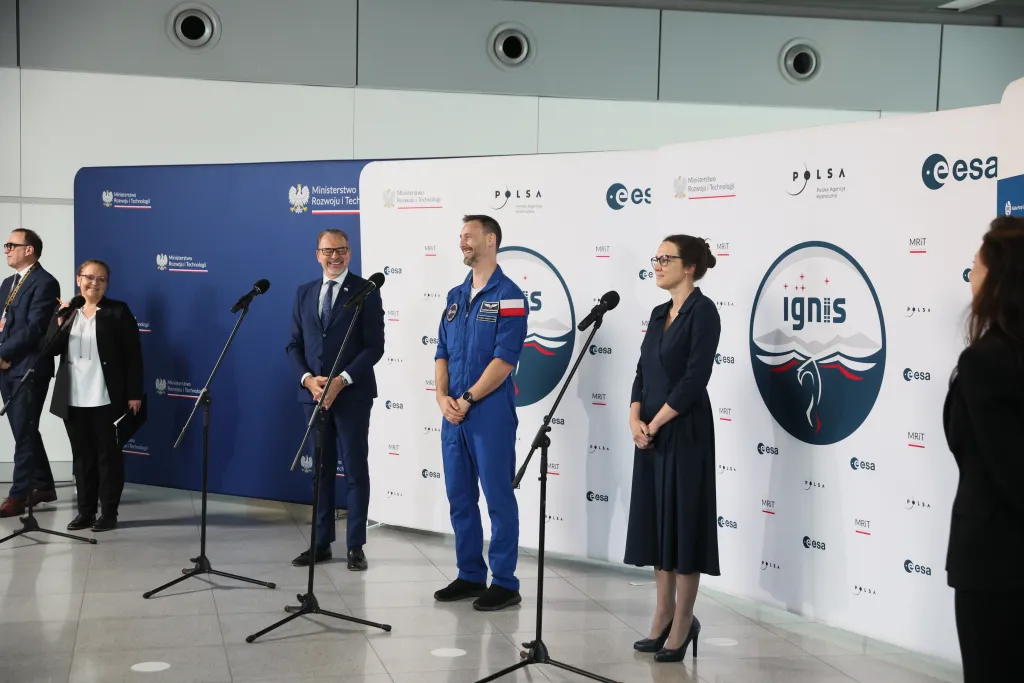 Warszawa, 24.07.2025. Polski astronauta, członek załogi misji Axiom-4 dr Sławosz Uznański-Wiśniewski (C), prezes Polskiej Agencji Kosmicznej dr Marta Ewa Wachowicz (2P) oraz dyrektor Europejskiej Agencji Kosmicznej Josef Aschbacher (3L) podczas powitania w Porcie Lotniczym im. Chopina na Okęciu w Warszawie, 24 bm. Polski astronauta wrócił do kraju na pokładzie specjalnego rządowego samolotu. (amb) PAP/Leszek Szymański
