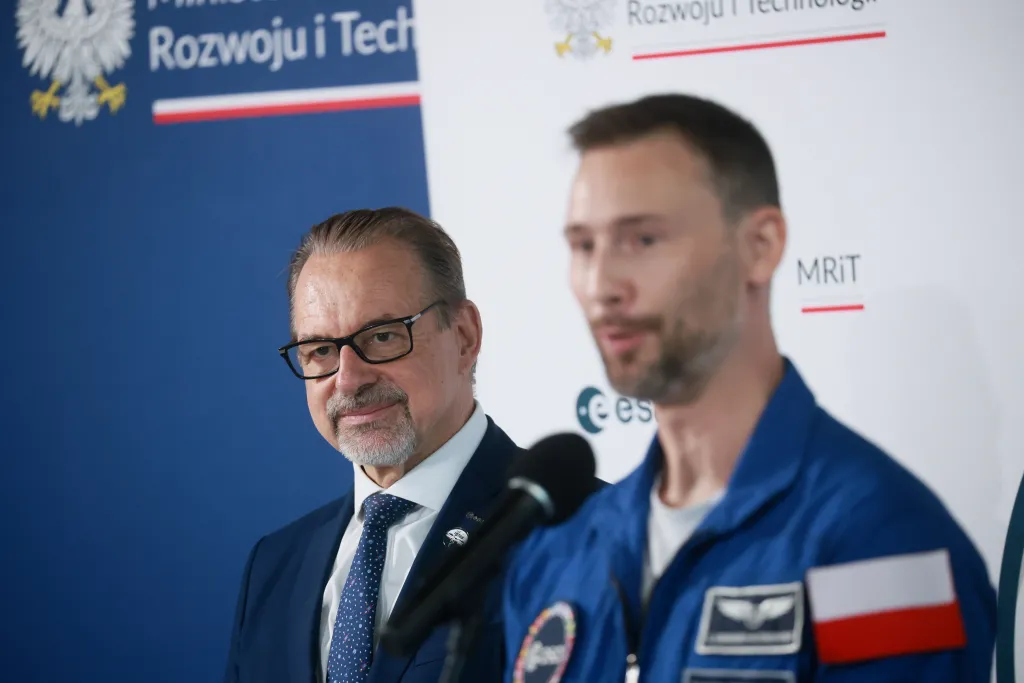 Warszawa, 24.07.2025. Polski astronauta, członek załogi misji Axiom-4 dr Sławosz Uznański-Wiśniewski (P) oraz dyrektor Europejskiej Agencji Kosmicznej Josef Aschbacher (L) podczas konferencji prasowej tow. powitaniu w Porcie Lotniczym im. Chopina na Okęciu w Warszawie, 24 bm. Polski astronauta wrócił do kraju na pokładzie specjalnego rządowego samolotu. (jm) PAP/Leszek Szymański