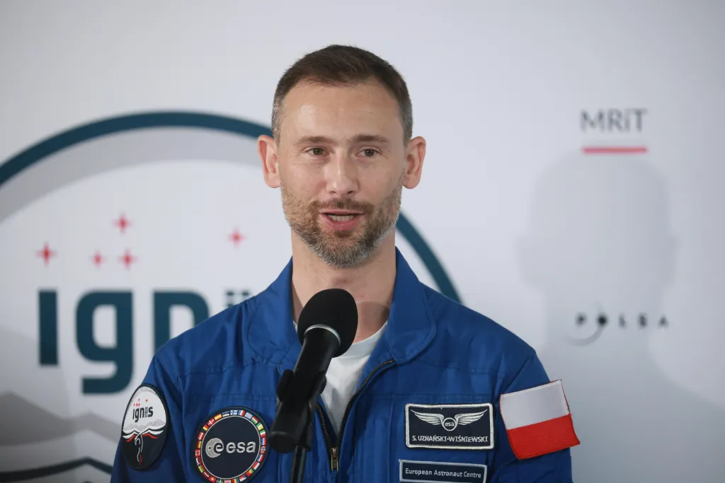 Warszawa, 24.07.2025. Polski astronauta, członek załogi misji Axiom-4 dr Sławosz Uznański-Wiśniewski podczas powitania w Porcie Lotniczym im. Chopina na Okęciu w Warszawie, 24 bm. Polski astronauta wrócił do kraju na pokładzie specjalnego rządowego samolotu. (doro) PAP/Leszek Szymański