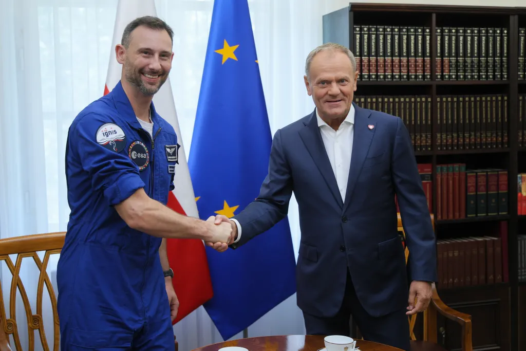 Warszawa, 24.07.2025. Członek załogi Axiom-4 dr Sławosz Uznański-Wiśniewski (L) i premier Donald Tusk (P) podczas spotkania w KPRM w Warszawie, 24 bm. Polski astronauta wrócił do kraju z Kolonii, gdzie przechodził rehabilitację po pobycie na Międzynarodowej Stacji Kosmicznej (ISS). (aldg) PAP/Rafał Guz