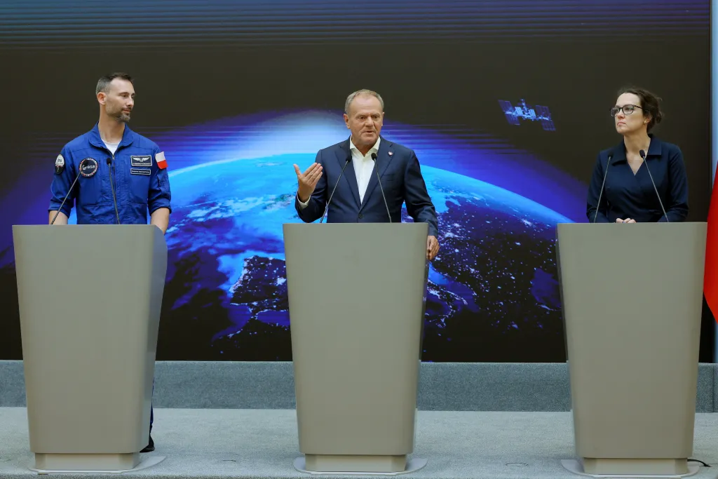 Warszawa, 24.07.2025. Członek załogi Axiom-4 dr Sławosz Uznański-Wiśniewski (L), prezes Polskiej Agencji Kosmicznej (POLSA) Marta Wachowicz (P) i premier Donald Tusk (C) na konferencji prasowej w KPRM w Warszawie, 24 bm. Polski astronauta wrócił do kraju z Kolonii, gdzie przechodził rehabilitację po pobycie na Międzynarodowej Stacji Kosmicznej (ISS). (aldg) PAP/Rafał Guz