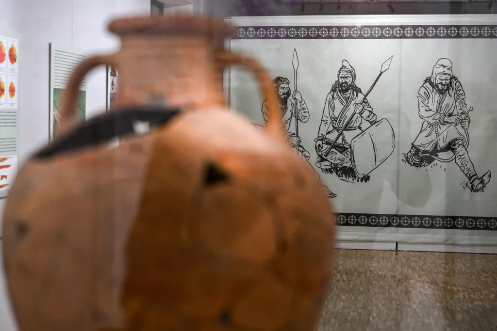 25.11.2025. Otwarcie wystawy „Grodzisko w Chotyńcu. Zachodnia Brama Scytii” w budynku głównym Muzeum Narodowego Ziemi Przemyskiej. PAP/Darek Delmanowicz