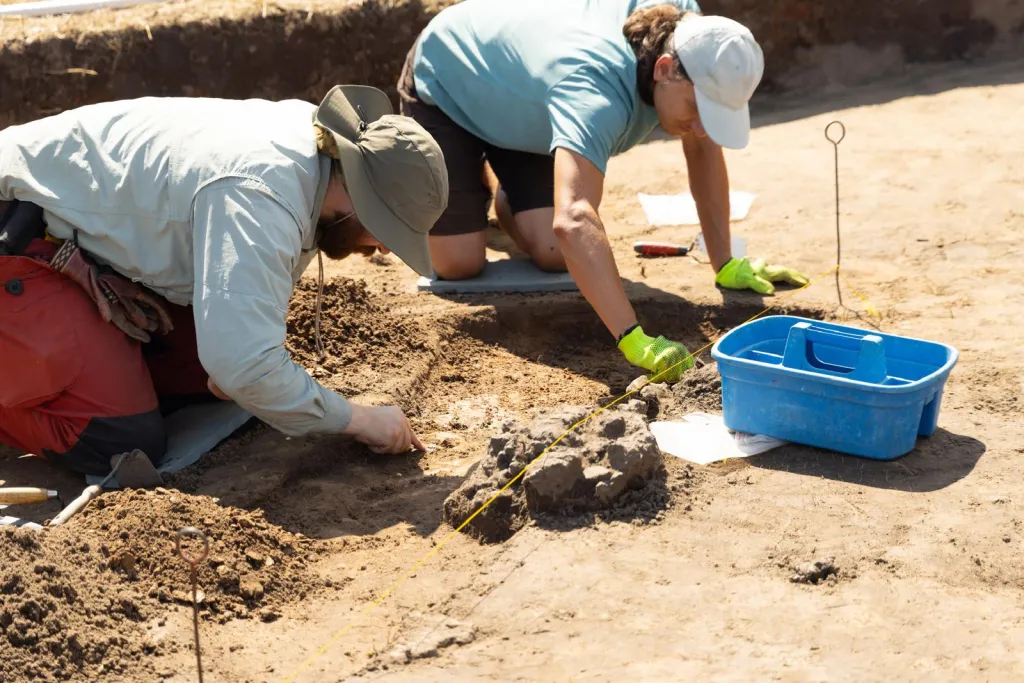Piec dymarski w trakcie eksploracji. Jego pozostałością jest skupisko żużla – produktu odpadkowego w procesie produkcji żelaza. Fot. Agata Wiśniewska