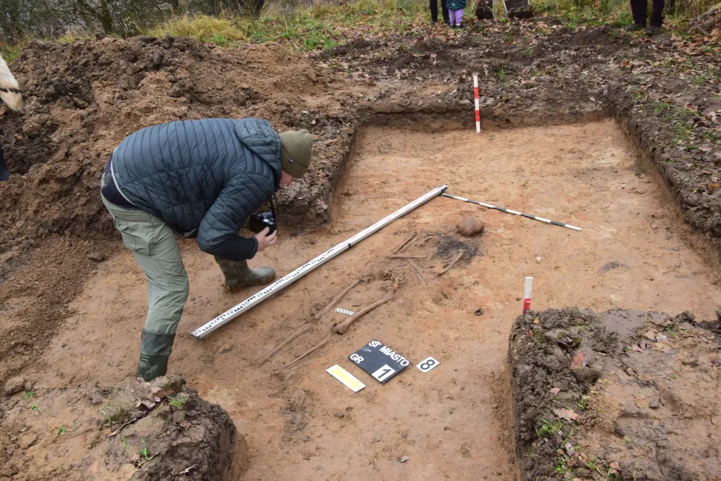Stare miasto - odkrycie cmentarzyska. Fot. A. Koperkiewicz, K. Niedźwiecki, M. Marczewski, P. Wroniecki.  Źródło: Instytut Archeologii UG