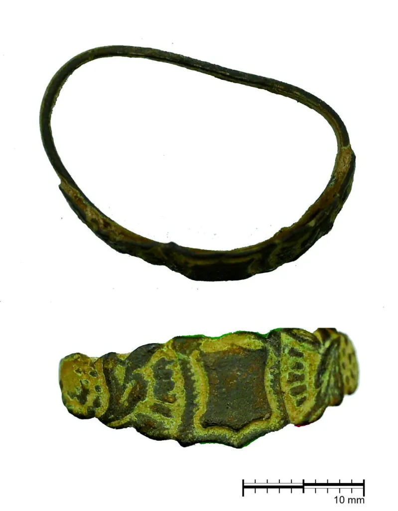 Stare miasto - pierścionek. Fot. A. Koperkiewicz, K. Niedźwiecki, M. Marczewski, P. Wroniecki.  Źródło: Instytut Archeologii UG