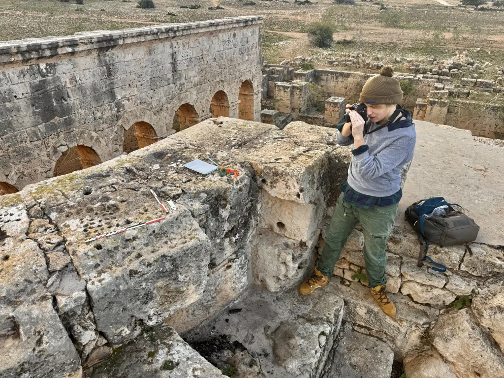 Zofia Kowarska dokumentuje plansze do gier znalezione na murach Bazyliki Zachodniej w Ptolemais (fot. Radosław Tusznio)