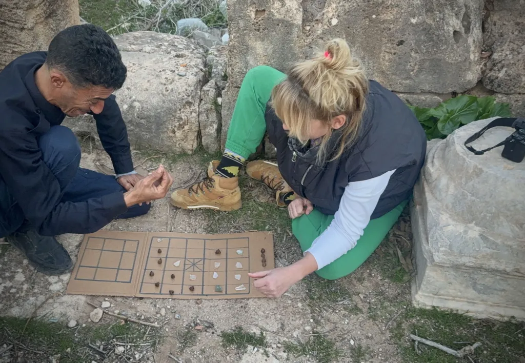 Nauka gry, na zdjęciu Ismail Abdullah Abu El Hawle i Zofia Kowarska (fot. Radosław Tusznio)