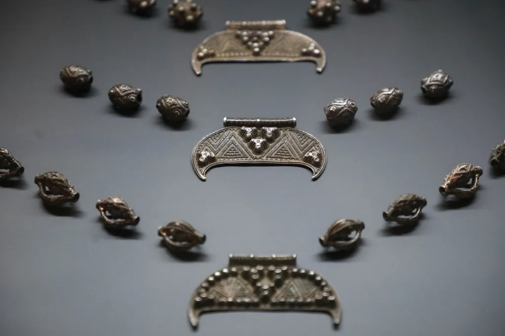 Białystok, 17.04.2026. Otwarcie wystaw „W kamień zmienione” oraz „Skarby minionych wieków” zorganizowanych z okazji 70-lecia Działu Archeologii Muzeum Podlaskiego, 17 bm. w głównej siedzibie muzeum w białostockim Ratuszu. (jm) PAP/Artur Reszko