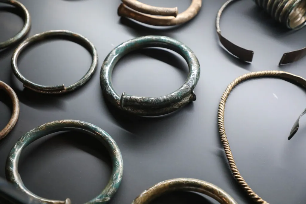 Białystok, 17.04.2026. Otwarcie wystaw „W kamień zmienione” oraz „Skarby minionych wieków” zorganizowanych z okazji 70-lecia Działu Archeologii Muzeum Podlaskiego, 17 bm. w głównej siedzibie muzeum w białostockim Ratuszu. (jm) PAP/Artur Reszko