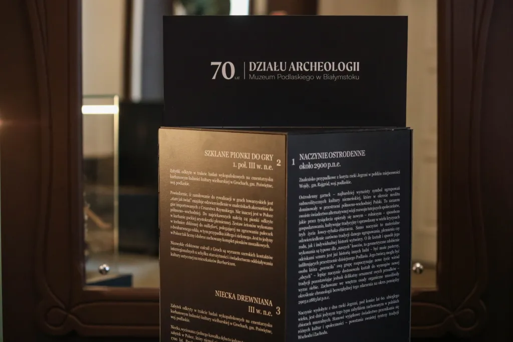 Białystok, 17.04.2026. Otwarcie wystaw „W kamień zmienione” oraz „Skarby minionych wieków” zorganizowanych z okazji 70-lecia Działu Archeologii Muzeum Podlaskiego, 17 bm. w głównej siedzibie muzeum w białostockim Ratuszu. (jm) PAP/Artur Reszko