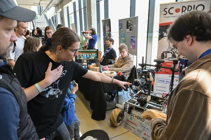 Wrocław, 25.04.2026. Międzynarodowe zawody robotów Robotic Arena na Politechnice Wrocławskiej. W XVII edycji zawodów bierze udział blisko 300 robotów, rywalizujących w 17 konkurencjach. PAP/Maciej Kulczyński