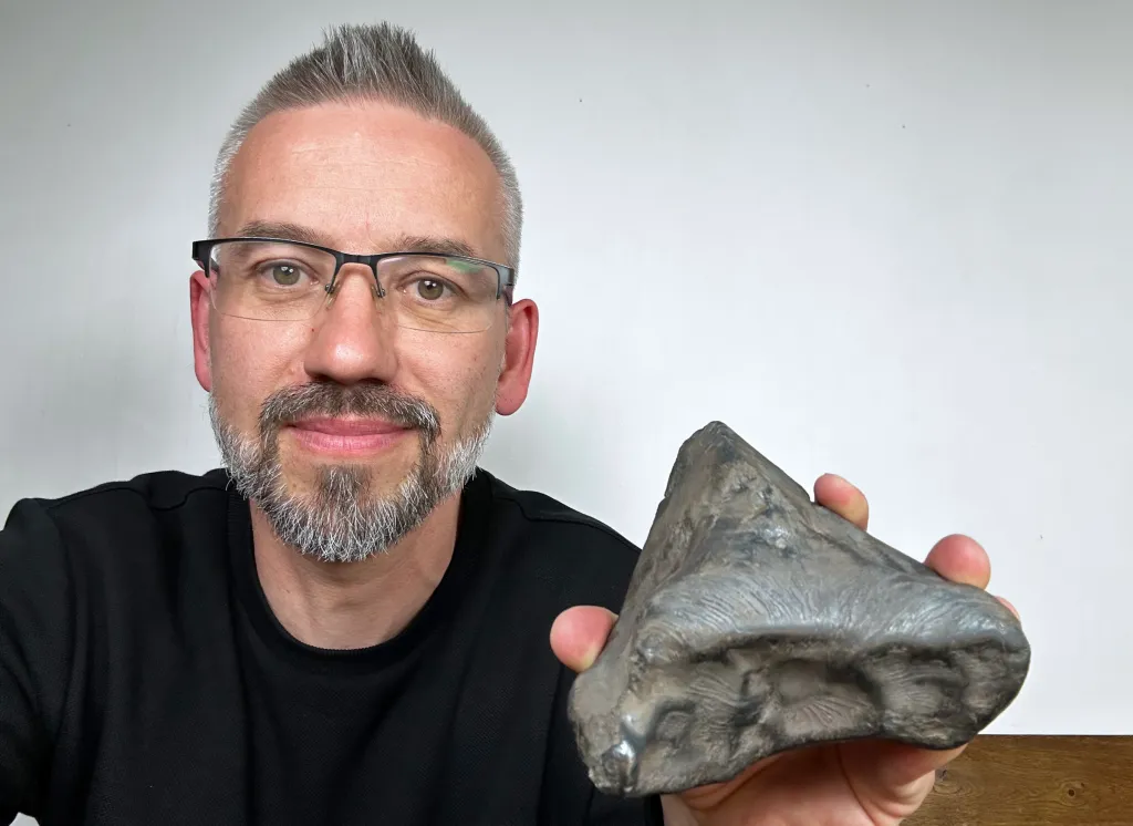 Prof. Szymon Kozłowski prezentuje nowy meteoryt. Fot. materiały prasowe