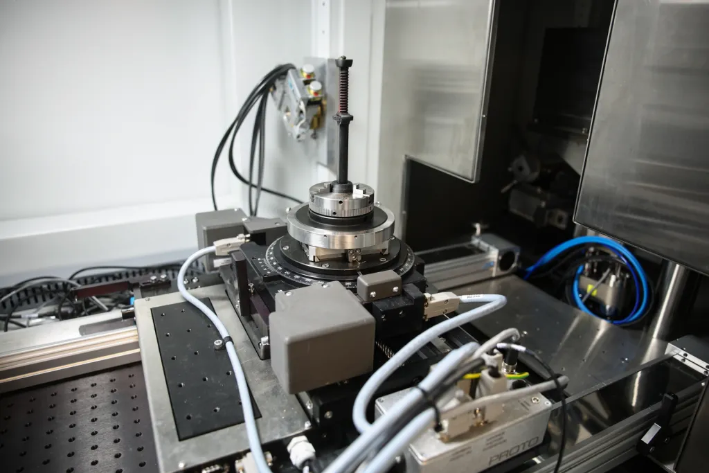 Kraków, 29.05.2026. Otwarcie Laboratorium Zaawansowanych Technik Rentgenowskich na Wydziale Fizyki i Informatyki Stosowanej AGH w Krakowie, 29 bm. Nowe laboratorium oferuje dostęp do wiązki promieniowania rentgenowskiego o parametrach dostępnych dotychczas przede wszystkim w wyspecjalizowanych ośrodkach synchrotronowych.  PAP/Łukasz Gągulski