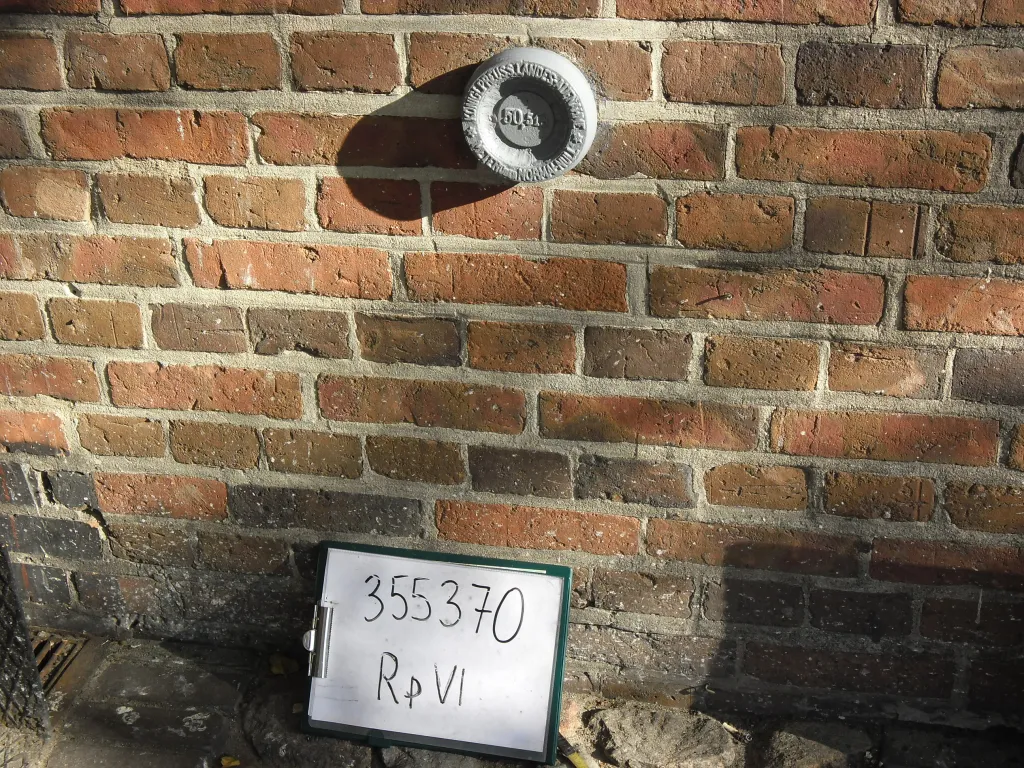 Reper podstawowej osnowy geodezyjnej wysokościowej w Toruniu (numer punktu 35530070). Źródło: Główny Urząd Geodezji i Kartografii