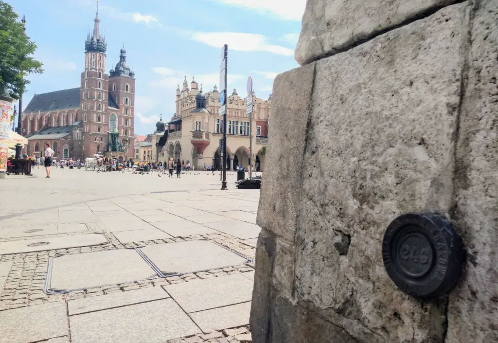Zabytkowy reper z Krakowa z 1878 roku. Źródło: Mariusz Meus