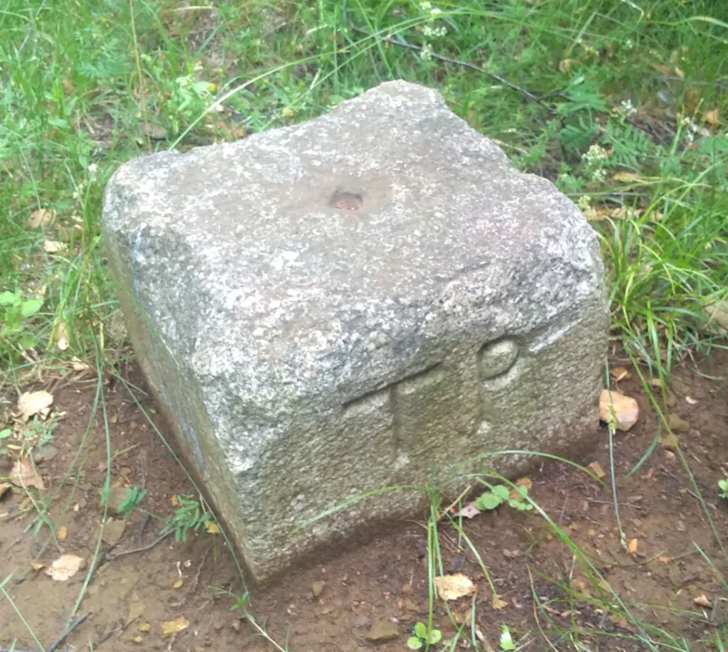 Pruski słup triangulacyjny z 1885 roku na Suchej Górze w Bytomiu. Źródło: Mariusz Meus