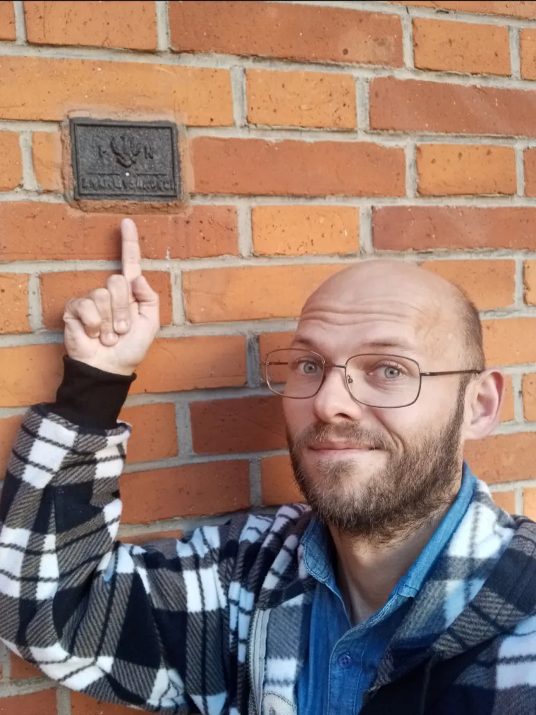 Mariusz Meus pokazuje przedwojenny polski reper tabliczkowy. Źródło: Mariusz Meus