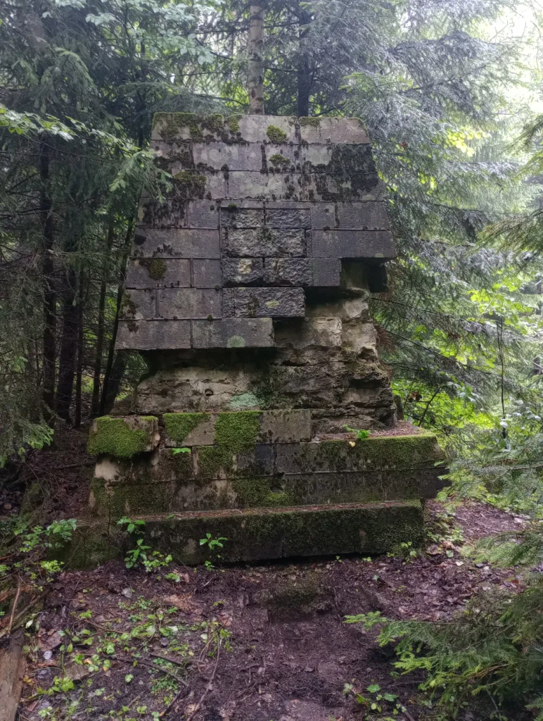 Pozostałości po monumencie repera fundamentalnego II RP w Barczy pod Kielcami. Źródło: Mariusz Meus